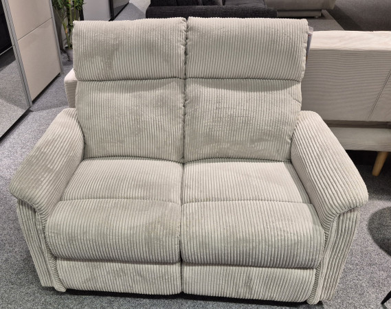2-Sitzer-Sofa „Jana“ aus hellgrau-beigem Cord mit Relaxfunktion, Maße 127 x 100 x 93–165 cm, im Ausstellungsraum ausgestellt.