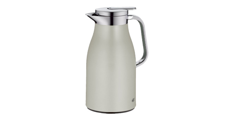 Die Alfi Isolierkanne Skyline 1 l in silberfarbenem Metall hält Getränke heiß oder kalt und hat einen Henkel und Ausguss.