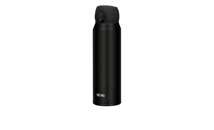 Eine schwarze Thermos Isolier-Trinkflasche Ultralight 750 ml mit Flip-Top-Deckel steht aufrecht auf weißem Hintergrund.