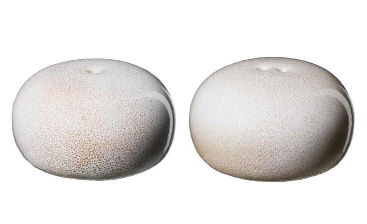 Salz-/Pfefferstreuer-Set Saisons von ASA Selection: 2 runde, beige Steingut-Streuer, 5 cm, glatte, gesprenkelte Oberfläche.