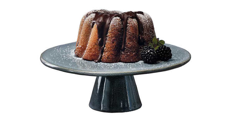 Gugelhupf mit Schokoladenglasur auf ASA Selection Tortenplatte Saisons 35 cm, garniert mit Brombeeren und Blättern.