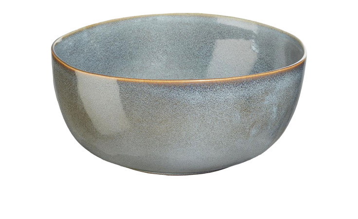 Die Salatschale Saisons 22 cm von ASA Selection ist eine runde, flache Schale aus blauem Steingut mit einem leicht unebenen Rand.