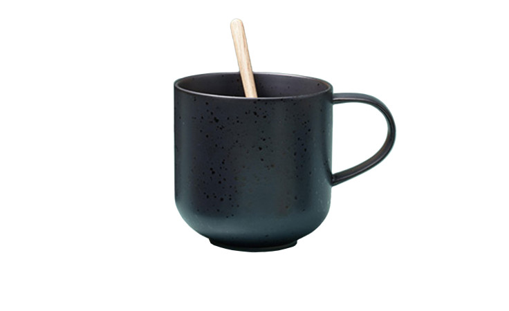 ASA Selection Henkelbecher Coppa 400 ml Becher mit Henkel und Holzrührer auf weißem Hintergrund.