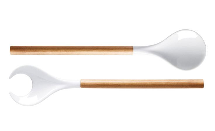 Das Salatbesteck Cuisine 32 cm von ASA Selection hat Griffe aus Birkenholz und Löffel und Gabel aus weißem Porzellan.