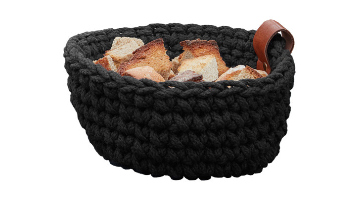 Der Häkelkorb 20 cm von ASA Selection aus schwarzer Baumwolle mit Ledergriff ist perfekt für stilvolle Brotpräsentation.