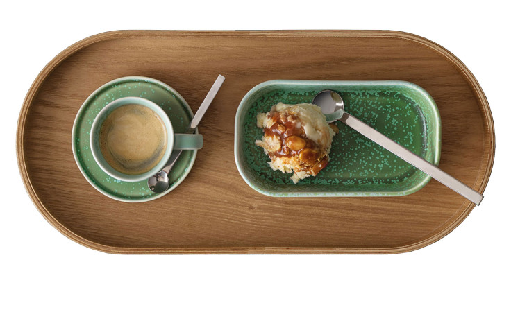 Eine Kaffeetasse, ein Löffel und ein Karamelldessert auf einem grünen Teller auf dem ASA Selection Holztablett Wood, 11x2x23 cm.