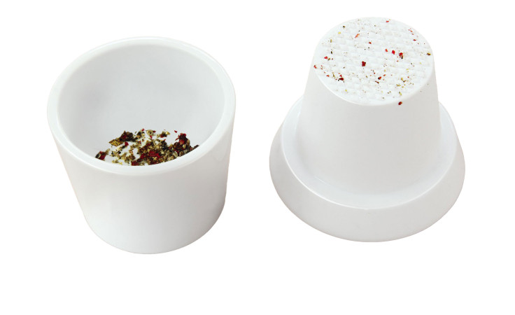 ASA Selection Gewürz- / Kräutermühle 8 cm mit zerkleinerten Gewürzen, weißes Porzellan, isoliert auf weißem Hintergrund.