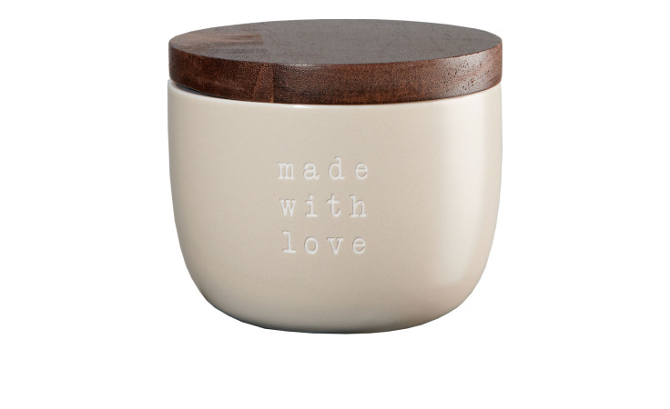 Eine beigefarbene Marmeladendose Hey! 250 ml mit "made with love"-Prägung und einem dunklen Holzdeckel.