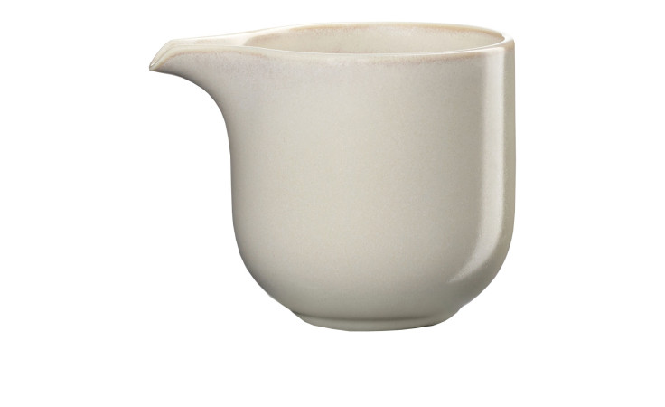 Milchkännchen Coppa 7,5 cm cremefarbener Krug aus beigem Porzellan mit Ausgießer, perfekt für die Dekoration, auf weißem Grund.