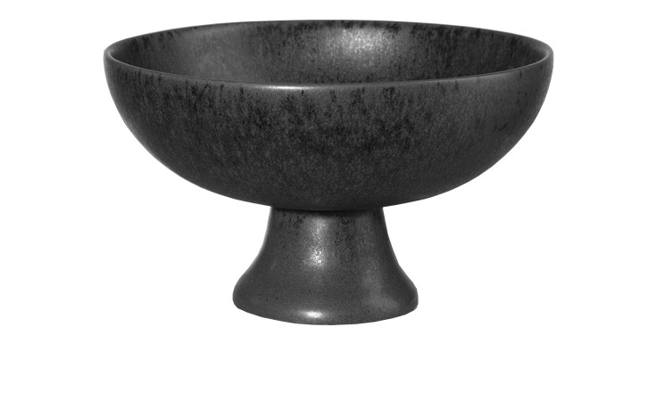 Schale Grande 14 cm aus schwarzem Steingut mit breitem, flachem Rand und ausladendem Fuß vor weißem Hintergrund.