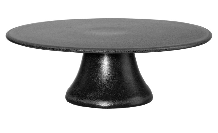 Tortenplatte Grande 29 cm: ein schwarzer Tortenständer mit breiter, flacher Platte und stabilem, ausgestelltem Boden auf weißem Grund.