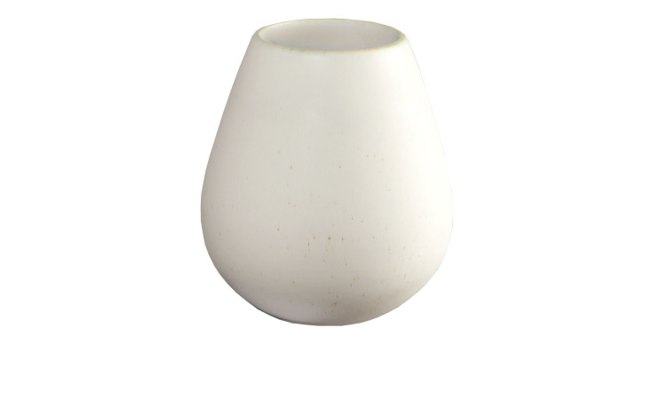 Die Vase Ease 9 cm ist eine schlichte, runde weiße Steingutvase mit schmaler Öffnung auf weißem Hintergrund.