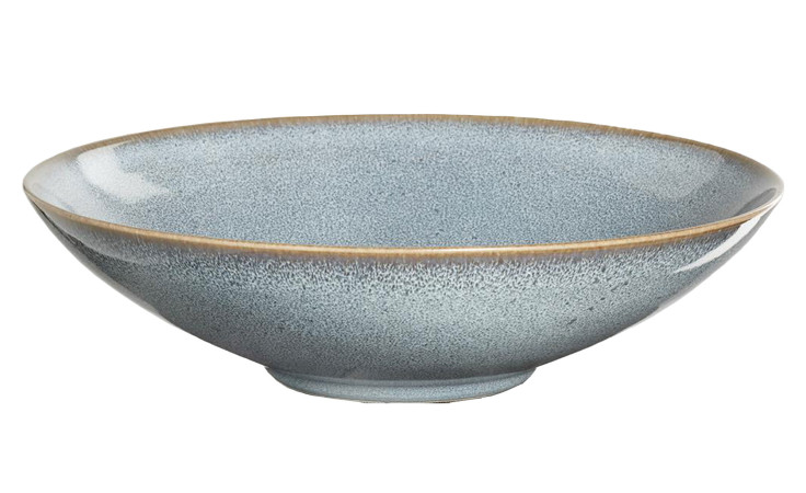 Eine flache, runde ASA Selection Gourmetteller Saisons 23 cm mit einer gesprenkelten blaugrauen Glasur und braunem Rand auf weißem Grund.