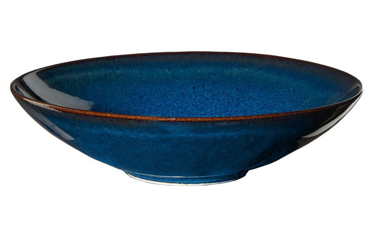 Die ASA Selection Gourmetteller Saisons 23 cm ist eine breite, flache Schale mit glänzender, tiefblauer Glasur und einem braunen Rand.