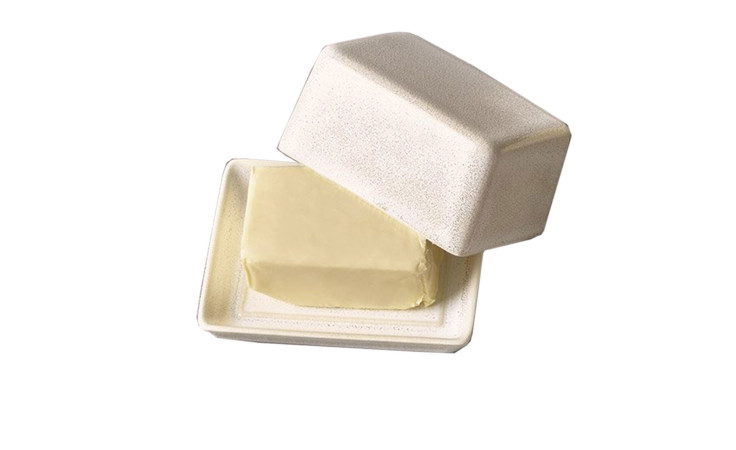 Ein Stück Butter auf der weißen ASA Selection Butterdose Saisons Keramikschale mit Deckel, 13,5 x 7 x 16,5 cm.