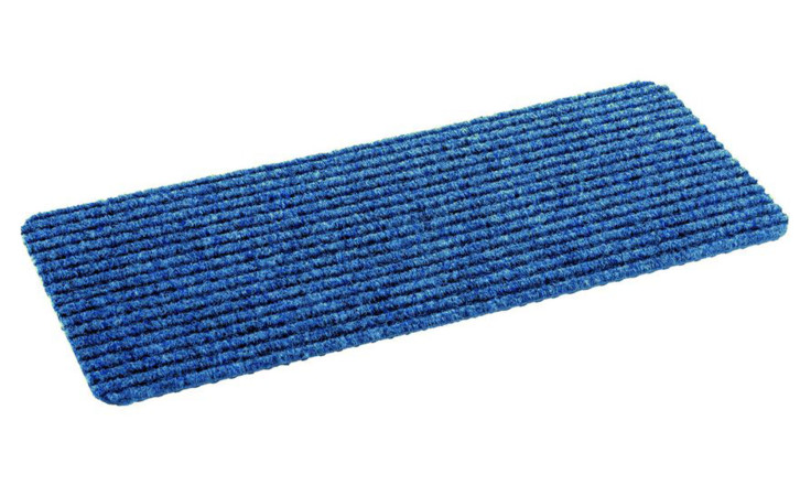 Astra Fußmatte Rib Line Mini 25 x 60 cm: blaue Polypropylenmatte mit horizontalen Rillen auf weißem Hintergrund.