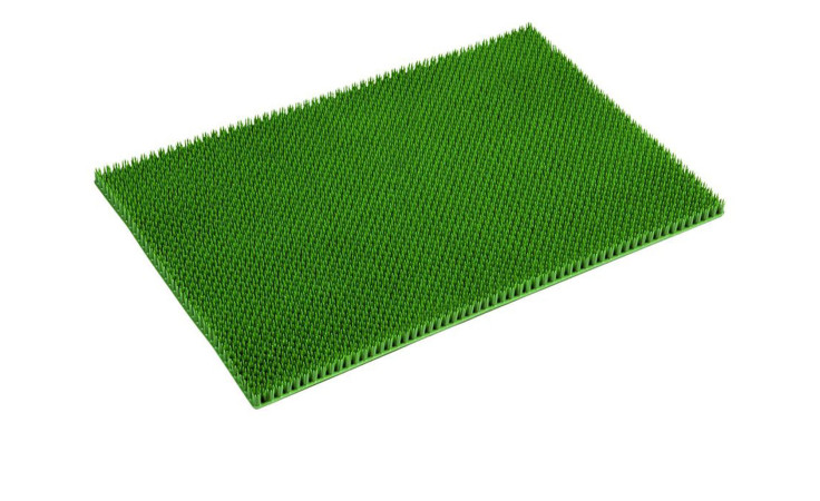 Die Astra Fußmatte Season 40x60 cm aus grünem Polyethylen mit kurzen Spikes, rechteckig, auf Weiß montiert.