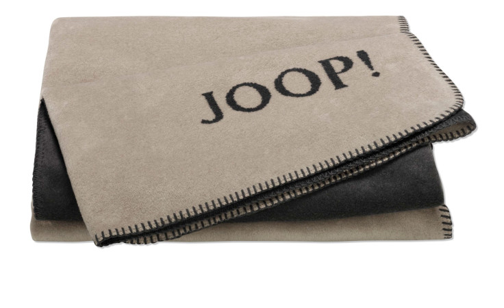 Die JOOP! Wohndecke Uni Doubleface (150x200 cm) in anthrazit/graubeige, Baumwolle, ist mit auffälligen JOOP! Nähten versehen.