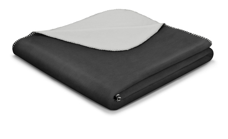 Biederlack Wendeplaid Basic Soft 150x200cm: außen schwarz, innen weißes Vlies, mit dekorativer Randabsteppung.