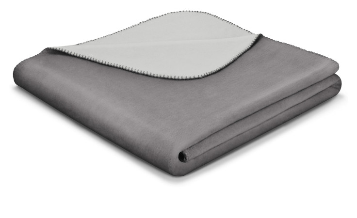 Das Biederlack Wendeplaid Basic Soft (150 x 200 cm) ist eine zweifarbige Decke mit schwarz abgesteppten Kanten.