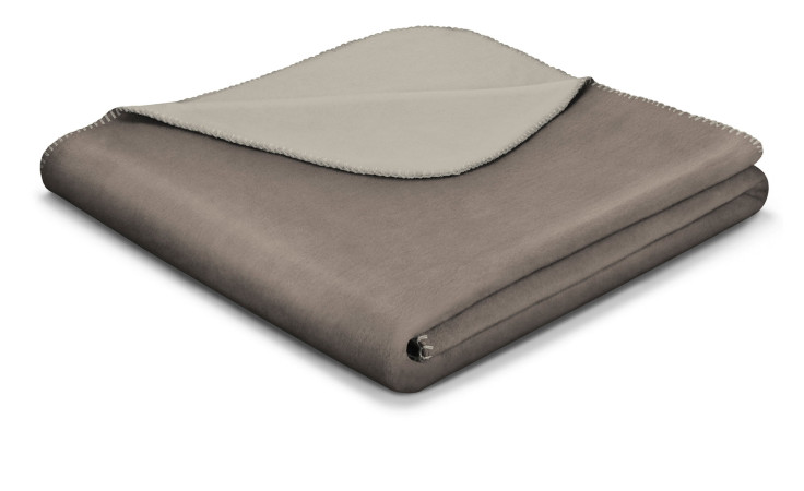 Biederlack Wendeplaid Basic Soft 150x200 cm mit genähten Kanten, gefaltet auf weißem Hintergrund.