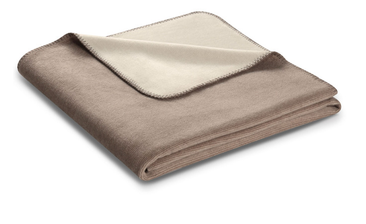 Eine gefaltete Biederlack Wohndecke Melange Doubleface, 150x200 cm, mit gesticktem Rand auf weißem Grund.