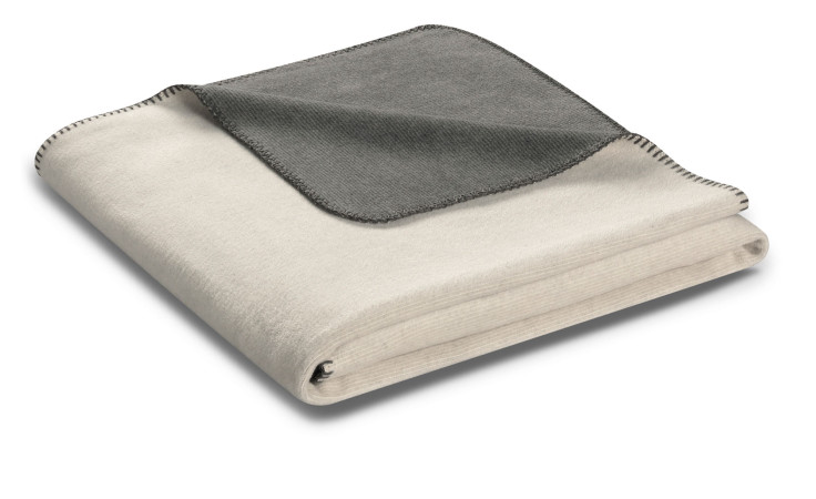 Die Biederlack Wohndecke Melange Doubleface 150x200 cm hat hell-/dunkelgraue Seiten und abgesteppte Kanten.