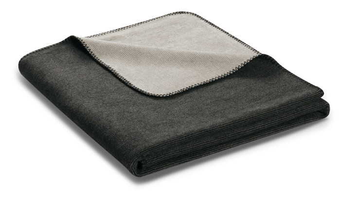 Die Biederlack Wohndecke Melange Doubleface hat dunkles Anthrazit und hellgraue Seiten mit abgesteppten Kanten, 150x200 cm.