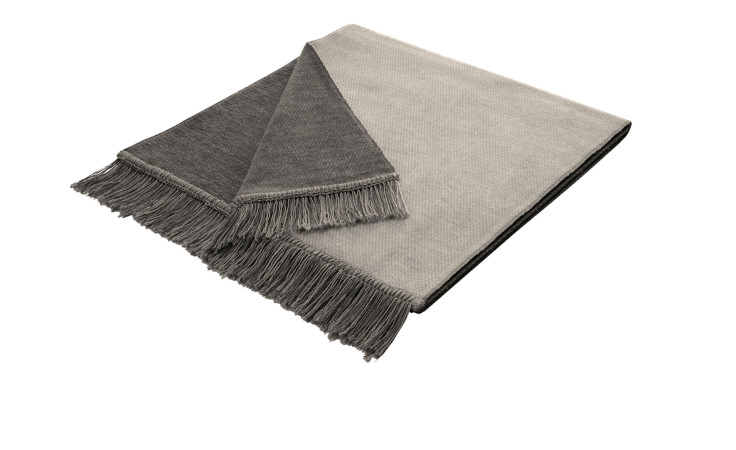 Gefalteter Biederschwarzer Sofaläufer Bezug Cotton 50x200cm, zweifarbig hell/dunkelgrau mit Fransen auf weißem Hintergrund.