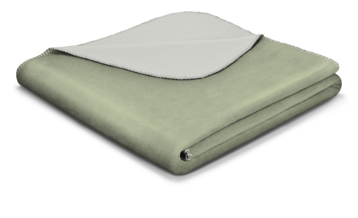 Das Wendeplaid Basic Soft von Biederlack (150x200 cm) in Grün-Weiß, aus Baumwolle, vor weißem Hintergrund gefaltet.