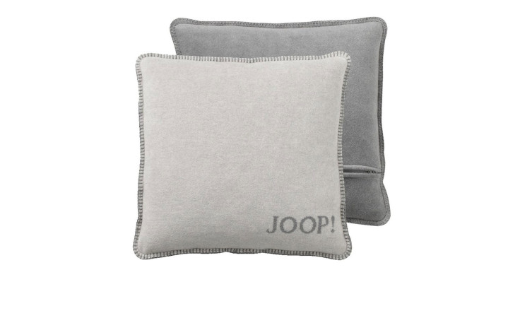 Zwei graue Joop Kissenbezüge Uni Doubleface (50x50 cm) aus Baumwolle mit Ziernähten vor weißem Hintergrund.