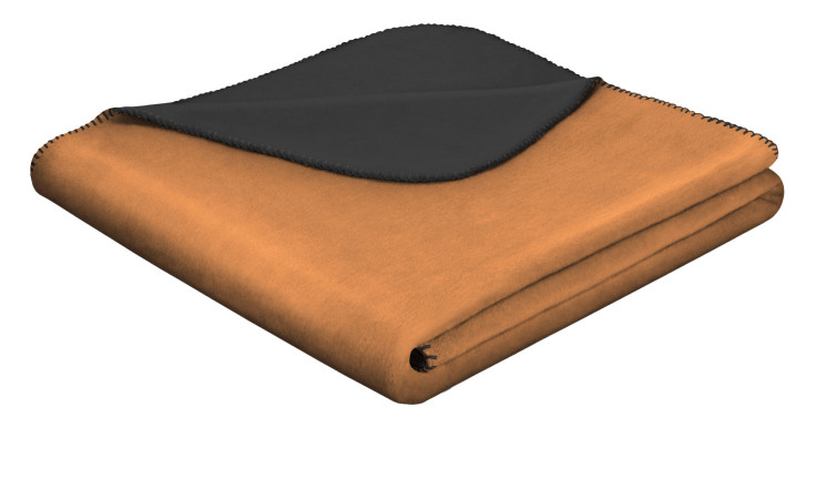 Wendeplaid Basic Soft 150 x 200 cm: gefaltete orange-schwarze Polyacryl-Decke mit abgesteppten Kanten auf weißem Hintergrund.