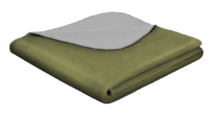 Das Wendeplaid Basic Soft 150 x 200 cm in Olivgrün und Hellgrau, aus weichem Polyacryl/Polyester, auf Weiß.