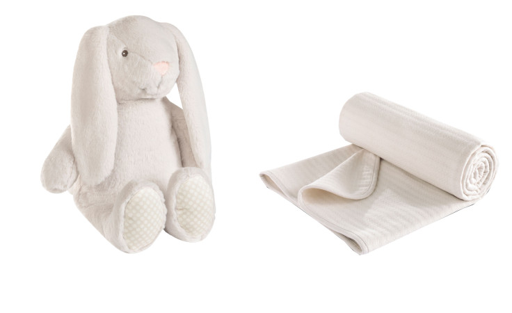 Kuschelset Dream Team Nelly: Plüschhase mit beiger 100x75 cm Decke und gerollter cremefarbener Decke.