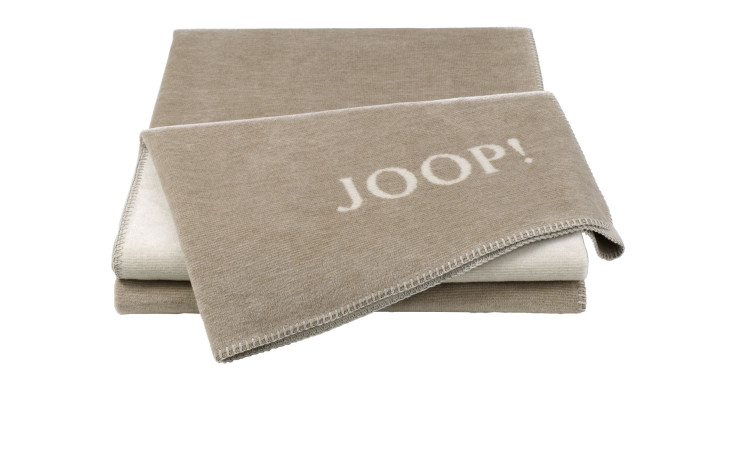 Gefaltete beige JOOP! Wohndecke Melange Doubleface 150x200 cm, mit weißem Logo, auf weißem Hintergrund.