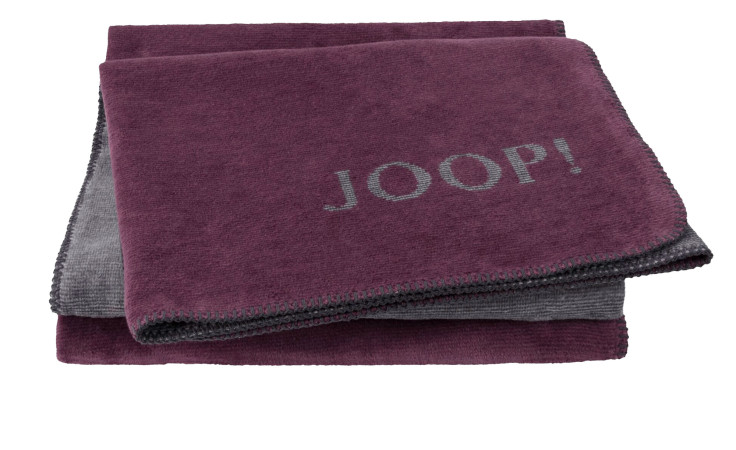 Eine gefaltete Joop Heimdecke Melange Decke, 150x200 cm, in lila und grau mit JOOP! Text auf der Oberseite.