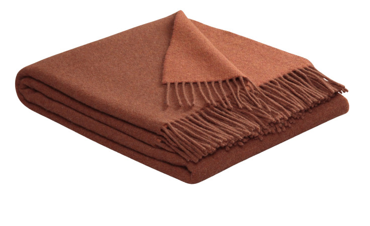 Ein gefaltetes Plaid Cashmere 130 x 170 cm mit ausgefransten Rändern, abgebildet auf einem weißen Hintergrund.