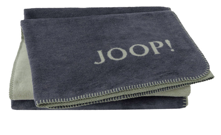 Heimdecke JOOP! Melange 150x200 cm, blau-grün, mit JOOP!-Schriftzug und Ziernähten, auf weißem Hintergrund.