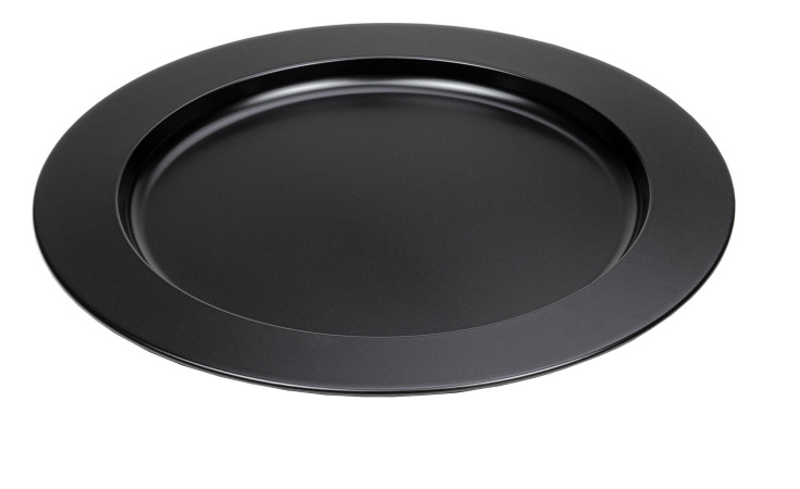 Der Justinus Bestecke Platzteller LifeStyle ist ein schlichter, runder Teller mit breitem Rand, der auf weißem Grund abgebildet ist.