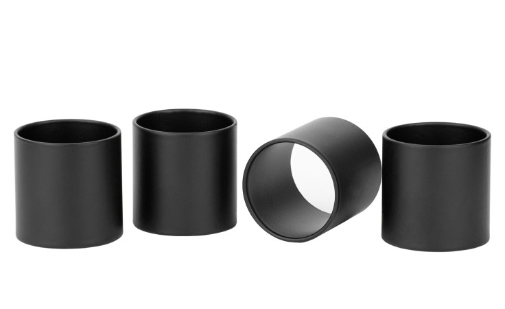 Vier Serviettenringe von Justinus Bestecke, drei stehend und einer liegend, auf weißem Hintergrund.