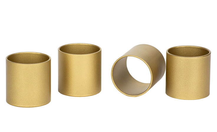 Drei aufrechte und ein seitlicher Serviettenring 4er-Set von Justinus Bestecke bilden ein stilvolles Display auf Weiß.