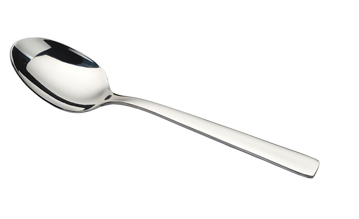 Der Justinus Bestecke Espressolöffel Fusion ist ein glänzender Edelstahllöffel auf einem schlichten weißen Hintergrund.