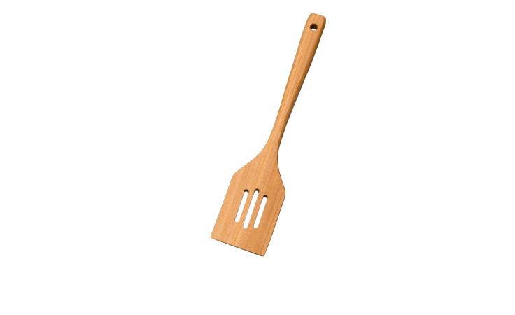 Der Pfannenwender BambooLine von Justinus Bestecke ist ein Bambus-Schlitzspatel mit einem Loch am Ende des Griffs.