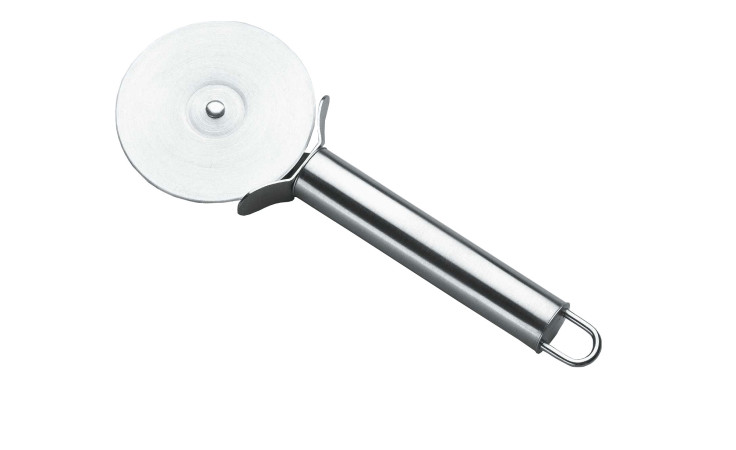 Der Justinus Bestecke Pizzaschneider ProfiLine hat eine silberfarbene runde Klinge und einen Metallgriff auf weißem Grund.