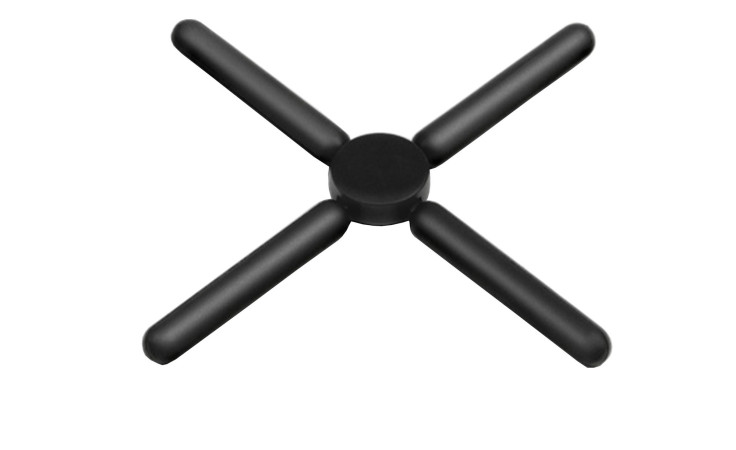 Der Topfuntersetzer LifeStyle von Justinus Bestecke ist ein schwarzer, X-förmiger Untersetzer mit kreisförmigem Mittelpunkt.