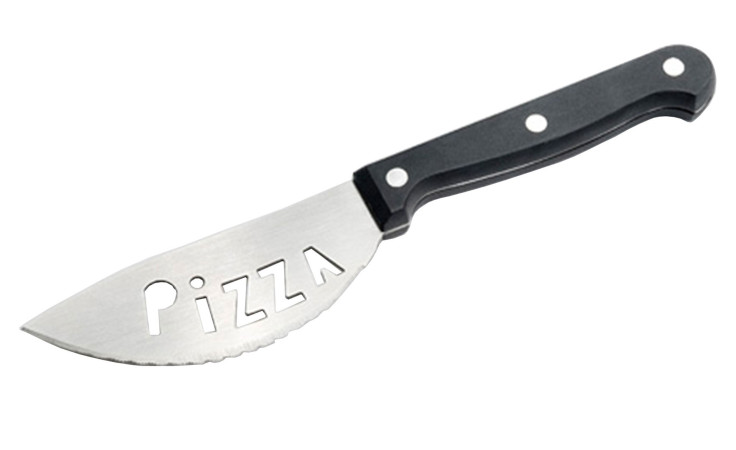 Das Pizzamesser KüchenChef von Justinus Bestecke hat den Schriftzug Pizza" aus der Metallklinge geschnitten und einen schwarzen, genieteten Griff.
