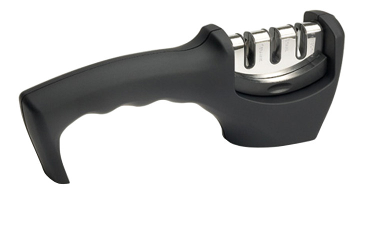 Der Messerschärfer LifeStyle von Justinus Bestecke ist ein schwarzer 3-Schlitz-Spitzer mit ergonomischem Griff und silbernen Details.