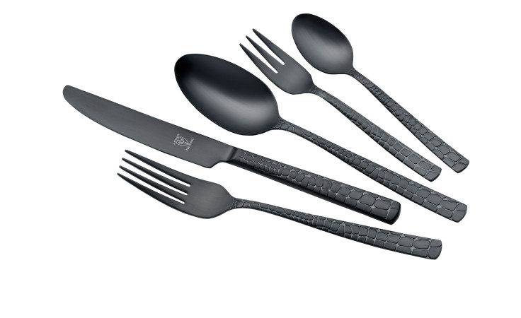 Fünf schwarze Menübestecke Croco 30-tlg. von Justinus Bestecke auf weißem Dekorationen-Hintergrund angeordnet.