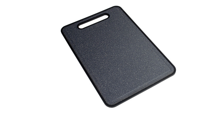 Das Justinus Bestecke Schneidbrett CleanCut ist ein 45 cm langes, schwarzes Kunststoff-Schneidbrett mit einem Griffschlitz.