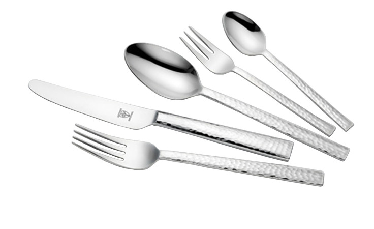 Fünf Stück Justinus Bestecke Komplett-Besteck Beat 60-tlg. mit strukturierten Griffen auf weißem Grund.